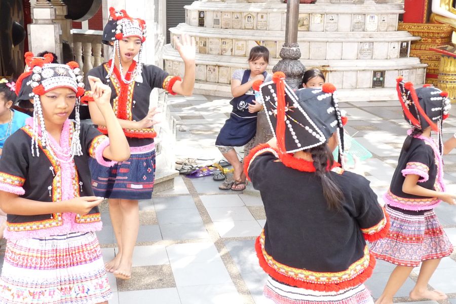 Tańce na terenie Wat Phra That Doi Suthep (fot.Darek Dąbrowski)