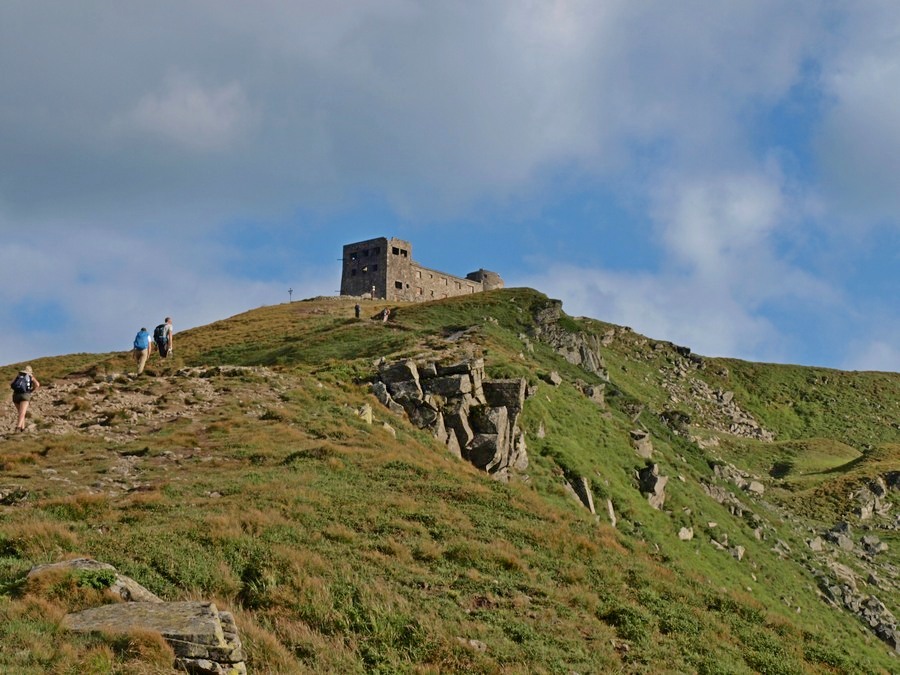 Ruiny dawnego Obserwatorium Astronomiczno-Meteorologicznego na Popie Iwanie (fot. Paweł Klimek)