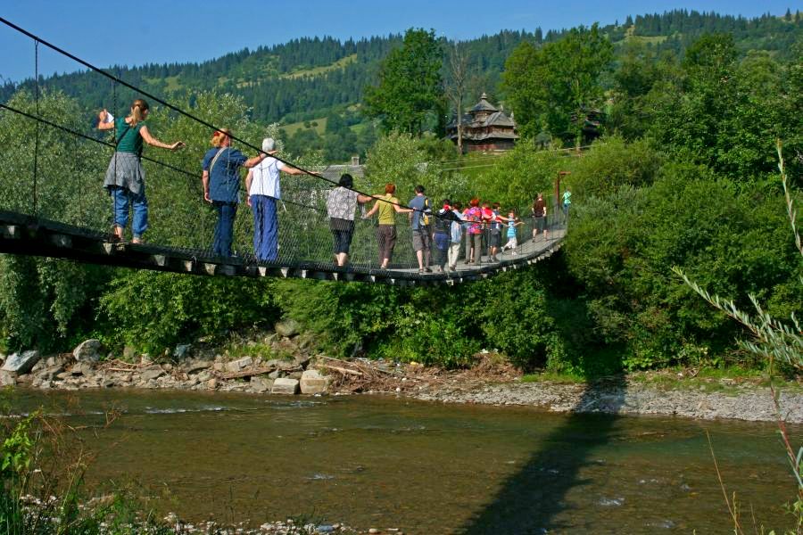 Na kładce do cerkwi Strukowskiej w Jasini (fot. Rafał Bartosz)