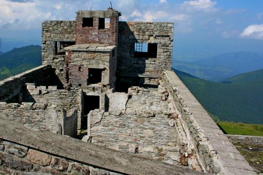 Ruiny polskiego obserwatorium na Popie Iwanie (fot. Rafał Bartosz)