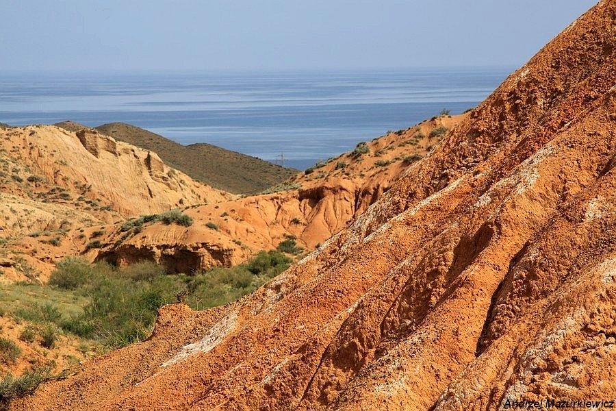 Kanion Skazka i widok na jezioro Issyk Kul