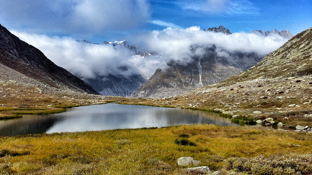 W stronę lodowca Aletsch… (fot. Paweł Klimek)