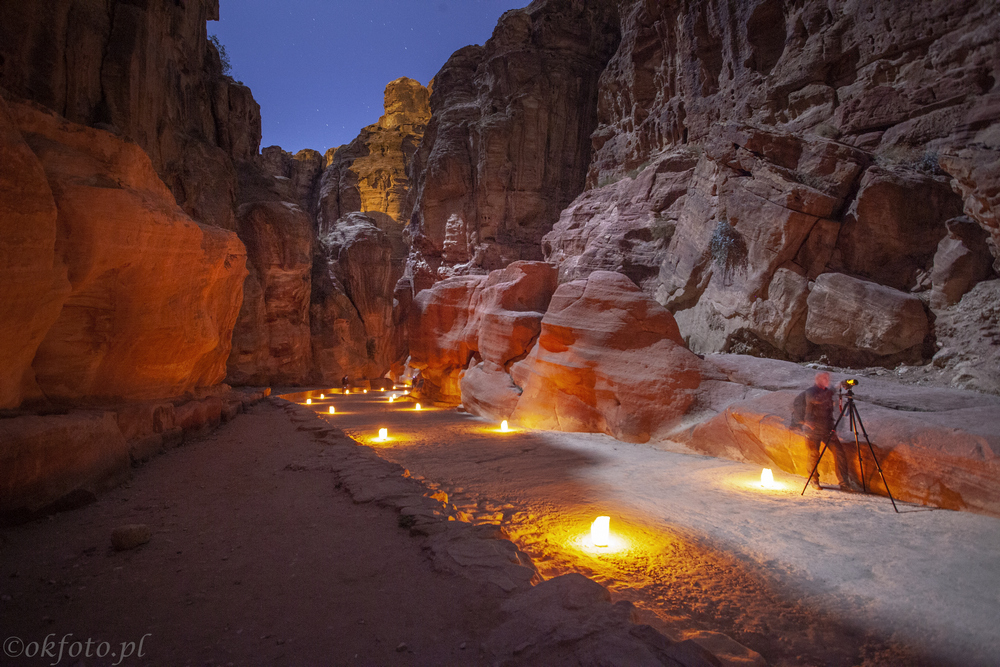 Petra - fotograf w wąwozie Siq, fot. S. Adamczak, okfoto.pl