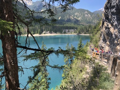 Spacer nad Lago di Braies (fot. Paweł Klimek)