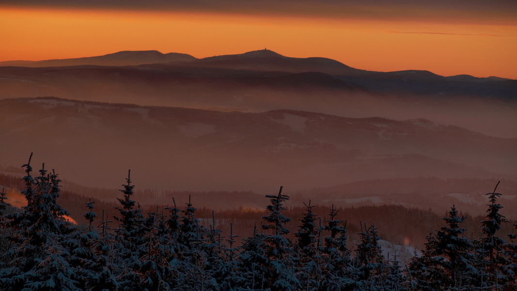 Wieczorny widok na zimowe Beskidy (fot. Paweł Klimek)