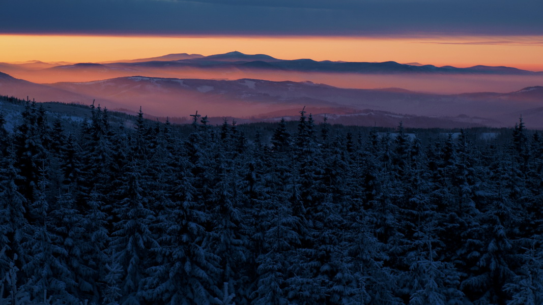 Prawdziwe widowisko w górach – zimowy wieczór… (fot. Paweł Klimek)