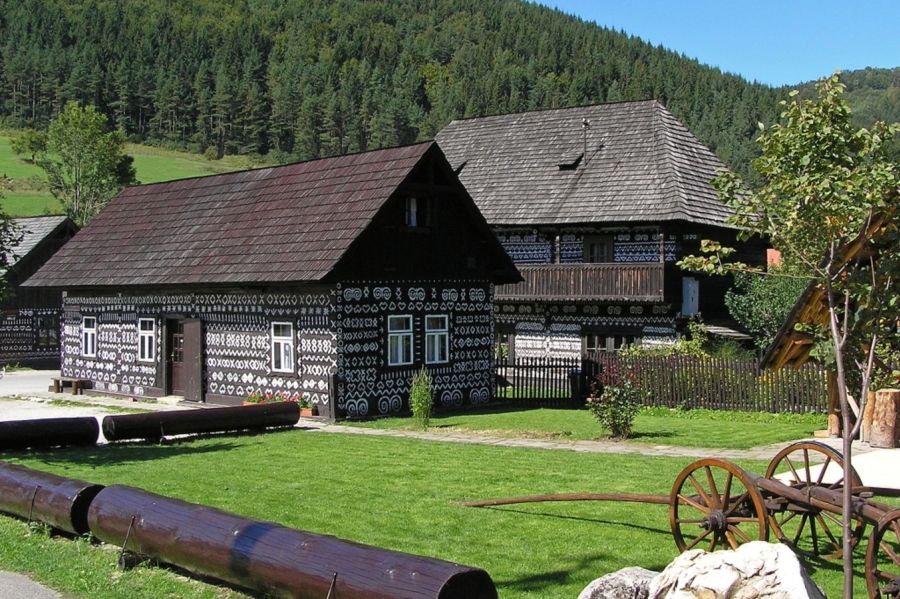 Malowane domy w Čičmanach (fot. slovakiatravel)