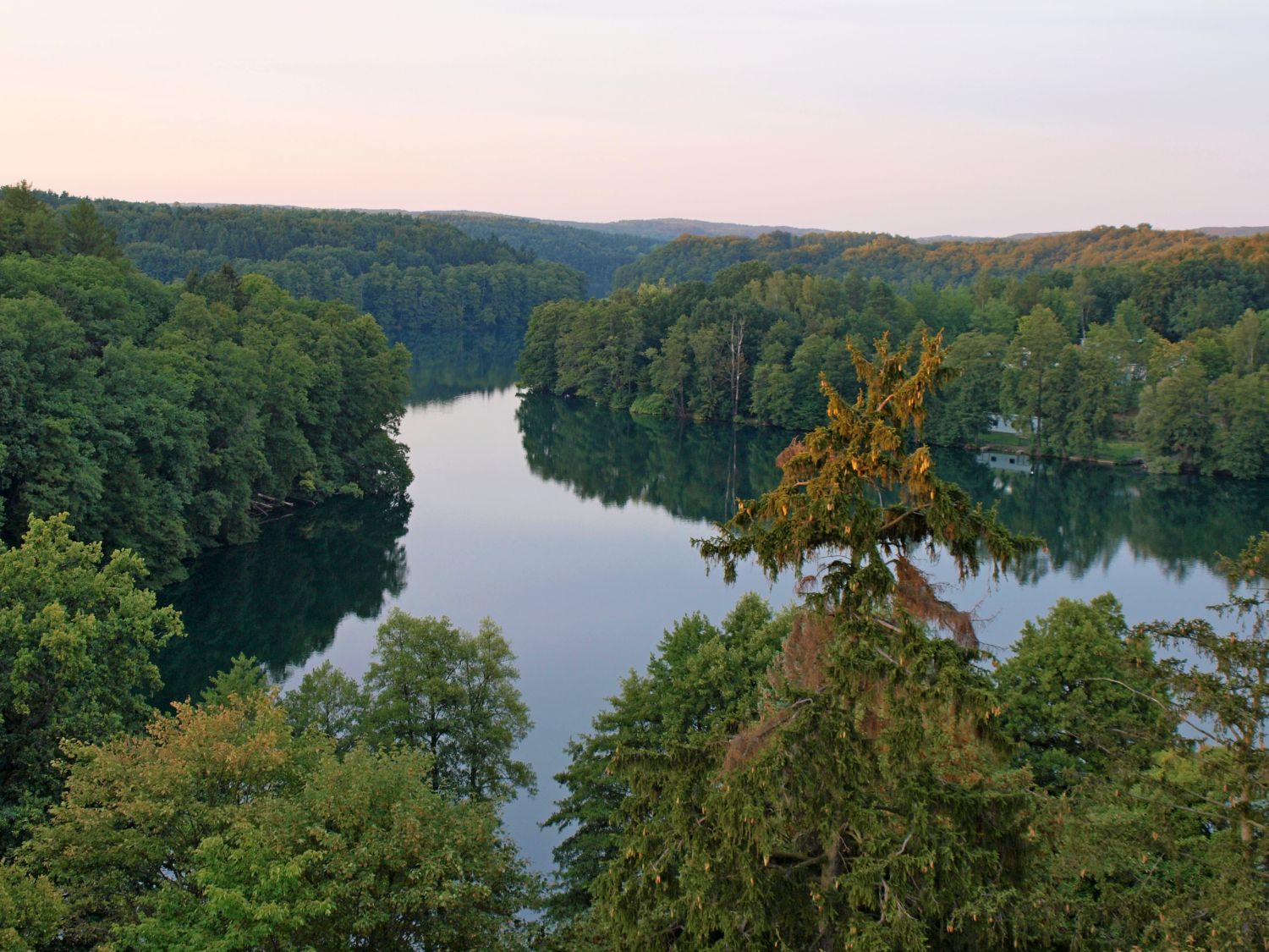 Widok na jezioro Ciecz z wieży zamku w Łagowie (fot. Paweł Klimek)