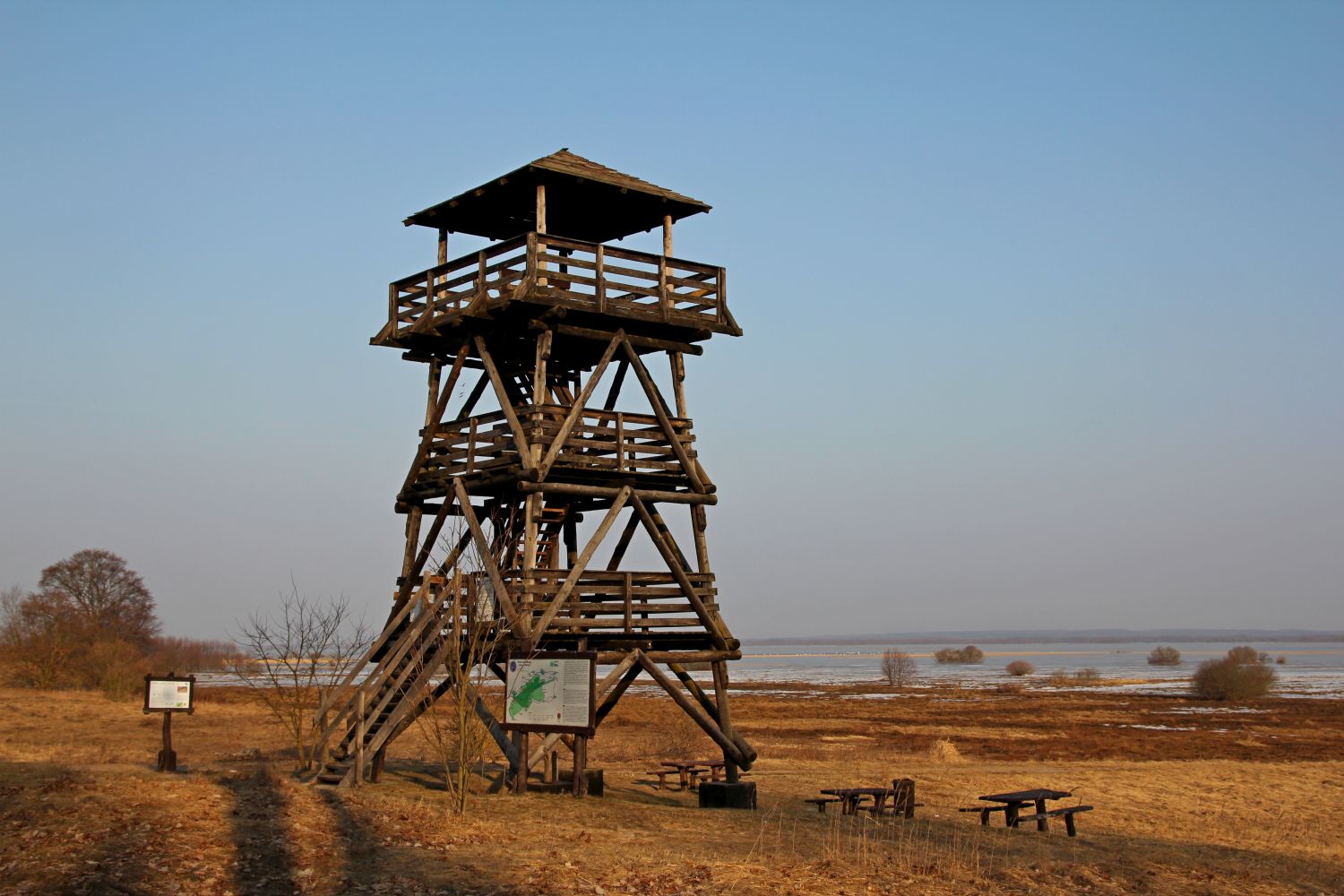 Wieża obserwacyjna w Parku Narodowym Ujście Warty (fot. Paweł Klimek)