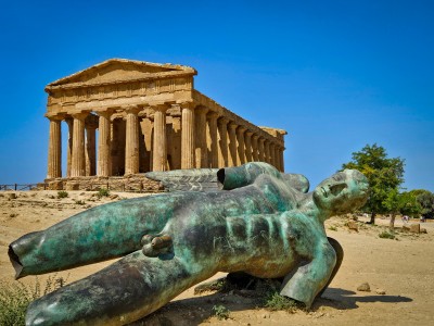 Świątynia Zgody i rzeźba I. Mitoraja w Dolinie Świątyń w Agrigento,  fot M. Olszewska