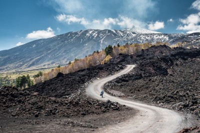 Ścieżka wiodąca przez pole lawy na północnym stoku Etny foto. Marek Danielak