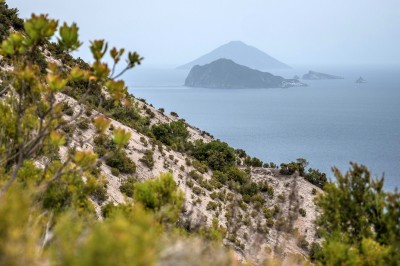 Widok na wyspę Panarea i Stromboli, foto. Marek Danielak