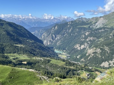 Doliny Valtournenche, w oddali najwyższe szczyty parku Narodowego Gran Paradiso (fot. Paweł Klimek)