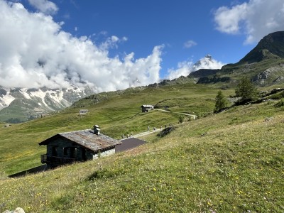 Matterhorn powoli wyłaniający się zza wzniesień (fot. Paweł Klimek)