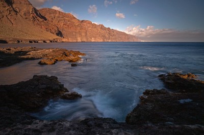 Los Gigantes w wieczornym świetle, fot. S. Adamczak, okfoto.pl