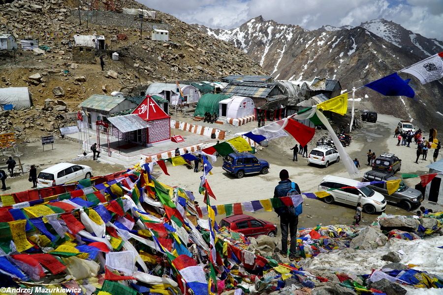 Flagi na przełęczy Khardung La